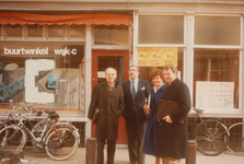 862951 Afbeelding van vier leden van de VVD-Tweede Kamerfractie die op werkbezoek is in Wijk C, voor de Buurtwinkel ...